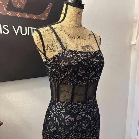 🆕Alexa B. Lace Dress - Picture 6 of 16